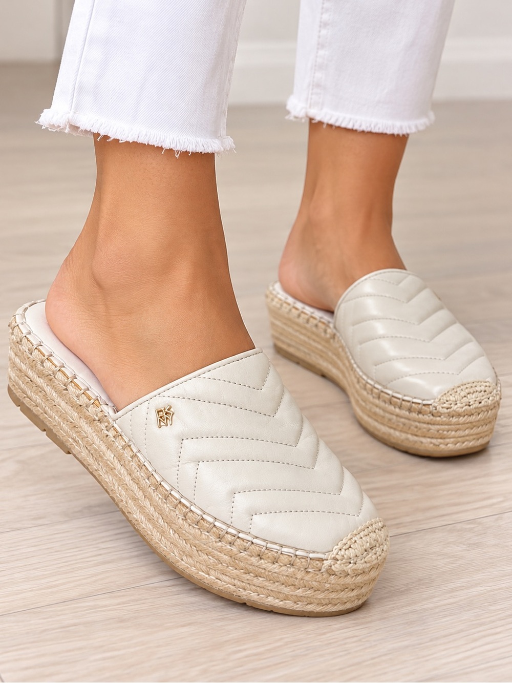 DKNY Ricki cream leather platform espadrille 
flatform mule 6.5 Medium quilted